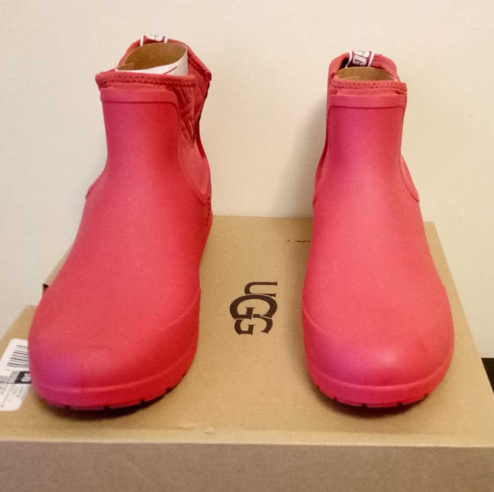 Ugg Chelsea boot/ Woman size 12 = Men size 10